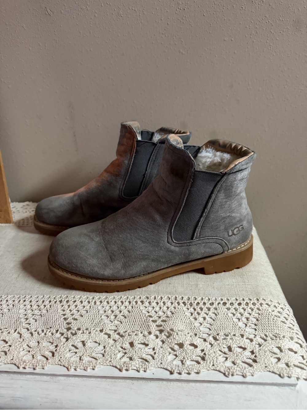 UGG Gray Suede Shearling Chelsea Ankle Boots Womens EU 40 US 9